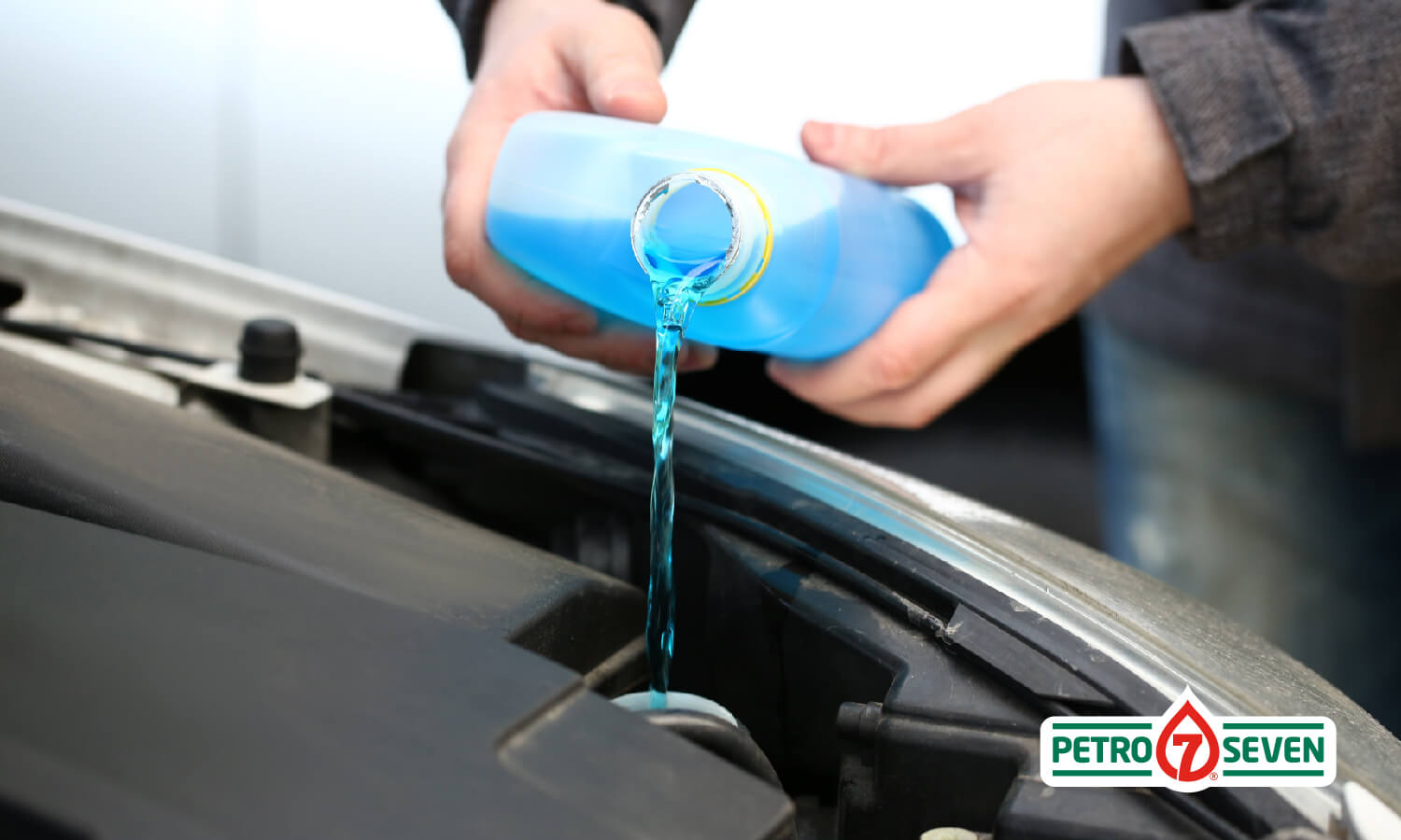 El anticongelante absorbe el exceso de calor del motor manteniendo una temperatura media.